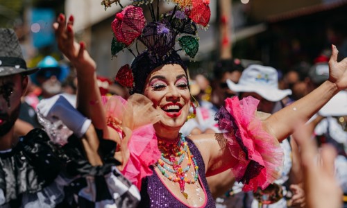 Juliana Maia recebe a Velha Guarda da Portela e Marquinhos de Oswaldo Cruz em domingo de carnaval e samba em Conservatória